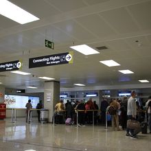 入国審査場は国際色豊かな人々で混み合ってました。