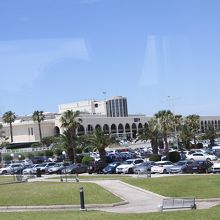 ～車窓から見た空港ビル～