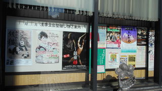 自分の世代のスターの手形が必ず見つかり、懐かしく感じるところ。