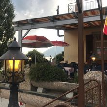 ホテルとテラス席