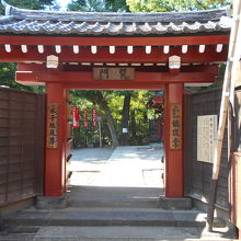 鎮護堂入口の巽門