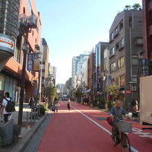 車道の舗装はオレンジというよりもレンガ色