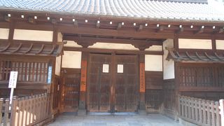 開かずの門がある浅草寺本坊、常時出入りできるのは巽門から鎮護堂部分のみ。