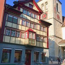 教会横のインフォメーション内に入口がある