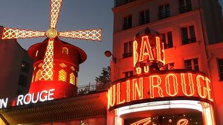 夜には人だかりの観光スポット