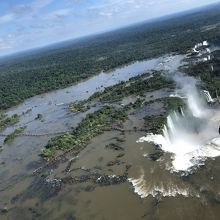 アルゼンチン側の滝の上の遊歩道が見えます