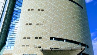 フロア間の踊り場から大阪城が綺麗に見えます