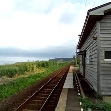 ホームが海にもっとも近い駅らしい、たしかに…