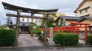 温泉街にある神社