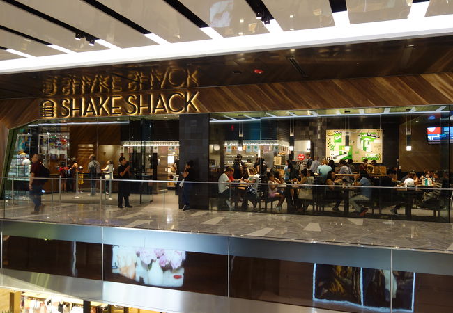 ハドソンヤードのLevel 4 にある，シェーク・シャックです。場所バツグン。雰囲気サイコー。