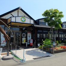 お店の外観。広い駐車場があって安心。