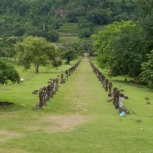 両脇にリンガが並ぶ参道