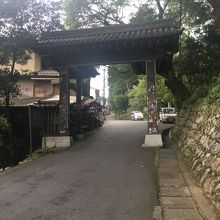 金峰山寺の黒門です。