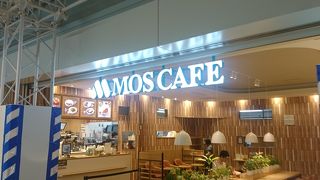 羽田空港国際線ターミナルビルのショッピング＆飲食ゾーン