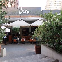 プロビデンシア地区のビル街の遊歩道沿いにある洒落た店のひとつ