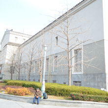 お隣の市立美術館