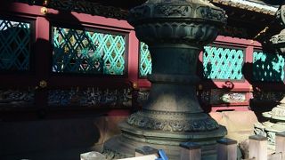 美しく輝く銅灯籠