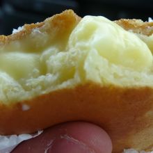 中も結構クリームが入ってます。