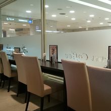 この写真のこちら側に、テーブル席があります