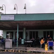 お店の外観　外にテーブル席がありそこで食べました