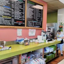 砂糖・ミルク調味料などを置いているカウンターがあります