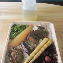 お値段は懐かしの入れ物に入ったお茶が付いて1300円でした。