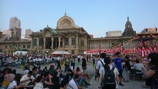 お祭りが盛大。盆踊りに出店。