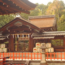 拝殿は山中にある