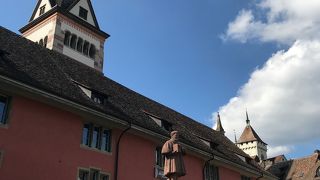 思ったより新しくて質素な造り