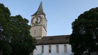 大きな時計の教会