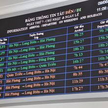 駅構内にあった列車時刻表。本数がそう多くはないことがわかる