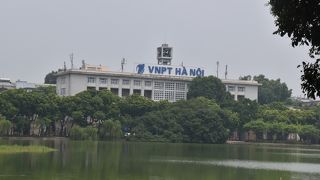 ホアンキエム湖の対岸からも見える。週末は前の道路は歩行者天国になって、イベントがある