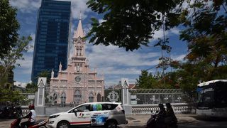 きれいなピンクの外観。さすがフランス時代の建造物だ