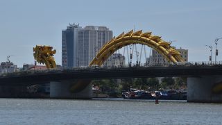 黄金色の大きな龍がうねっている橋。頭は海側を向いている