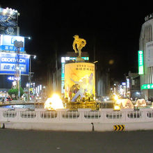 夜はライトアップされます