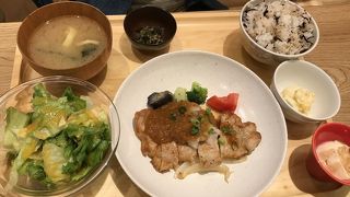 カフェスタイルの定食屋