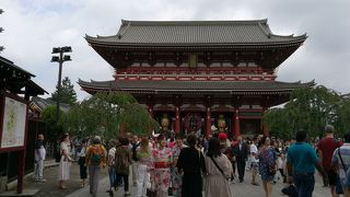 浅草寺の巨大な宝蔵門は日本の鉄鋼王と呼ばれた大金持ちからの寄進によりつくられた門だった。