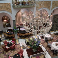 朝食会場からホールを見下ろす