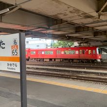 JR熱田駅 すぐ横を名鉄線が走り抜けていきます。