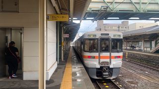 熱田神宮へのJR最寄り駅ですが、名鉄の神宮前駅に比べると遠くて不便です。
