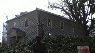 正門の左側にある