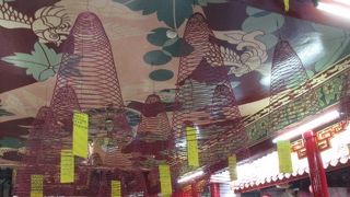 大きな渦巻の形の線香が一杯。