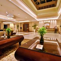 広々として気持ちがいいロビー。座りながらチェックイン。