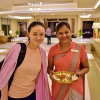 歓迎の意味のティラカを押してくださいました。