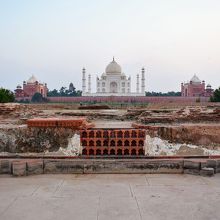 チャールバーグ様式の庭園跡が各所に見られます。