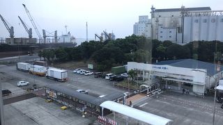 シャトルバスが便利