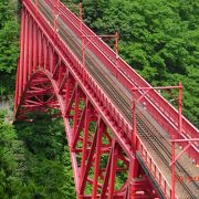 赤く高い鉄橋でトロッコからの眺めもいい