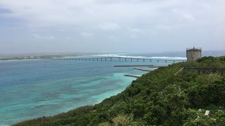 伊良部島全体と周囲の海が見渡せます