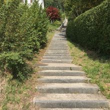 急な階段を登って行きます