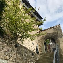 門をくぐればお城